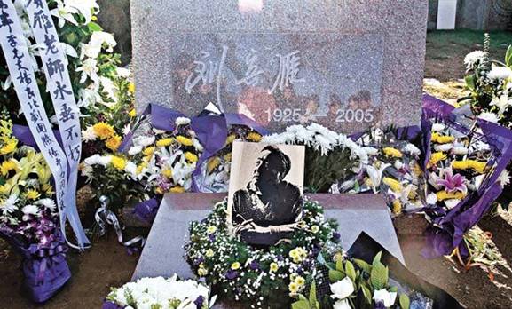 中国新闻界良心刘宾雁落葬,被禁刻墓志铭